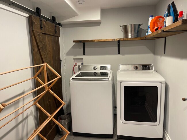 Laundry - 2717 N Artesian Ave