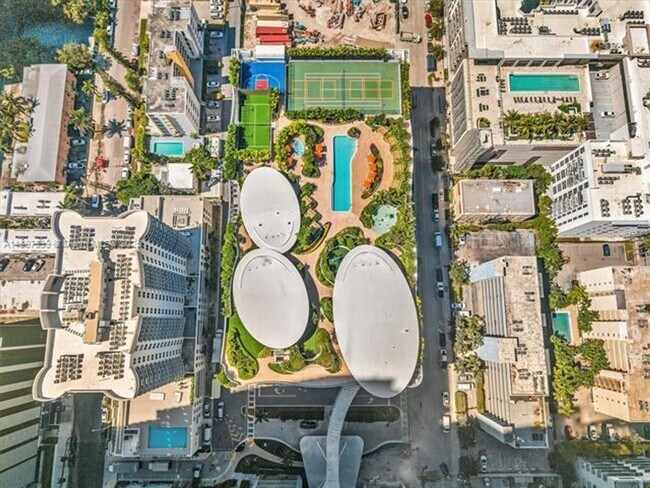 Building Photo - 700 NE 24th St