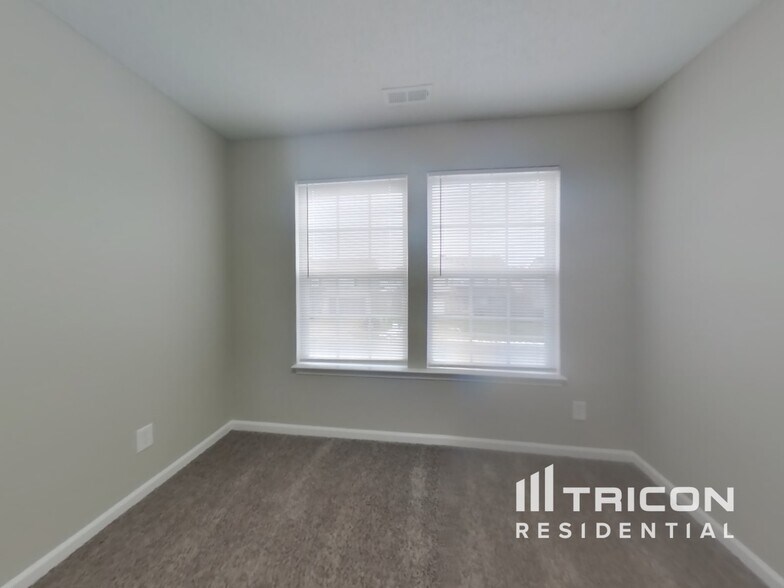 Building Photo - 10990 Clear Spring Dr