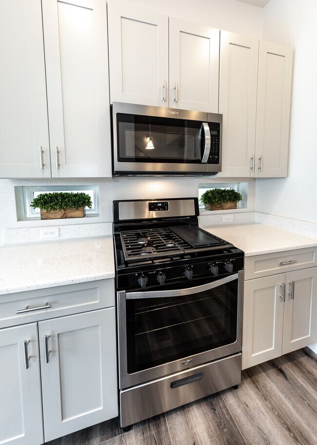 Building Photo - End Unit 3 BedTownhome in Mountain Shadows