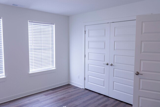 Building Photo - Gorgeous 3 Bedroom 3 Bathroom in Spring Hi...