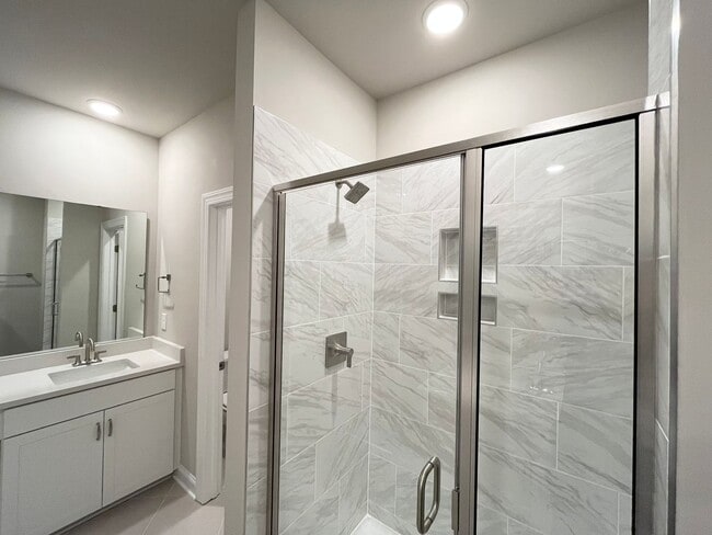 Building Photo - **OFFERING FIRST MONTH'S RENT FREE, $200 MOVE IN PROMOTION & REFUNDABLE APPLICATION FEES** New Co...