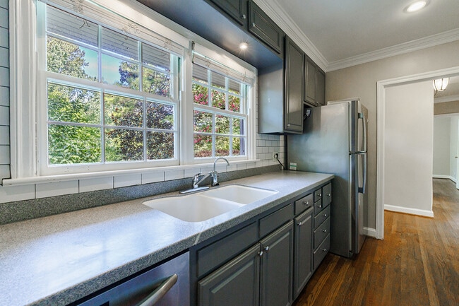 Building Photo - 2311 Pembrook Pl NE