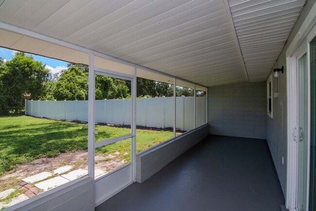 Building Photo - Move-In Incentive! Updated 2/1 Brandon Duplex — Half Off December Rent