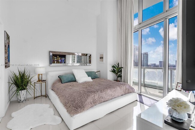 Building Photo - 465 Brickell Ave