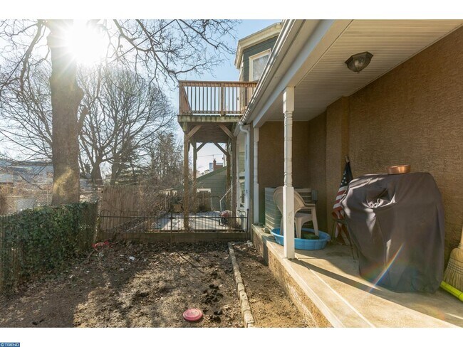 Building Photo - 385 Conarroe St