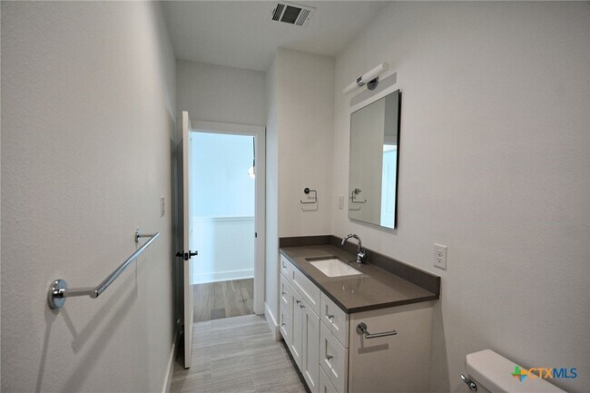 Building Photo - 421 Constance Dr