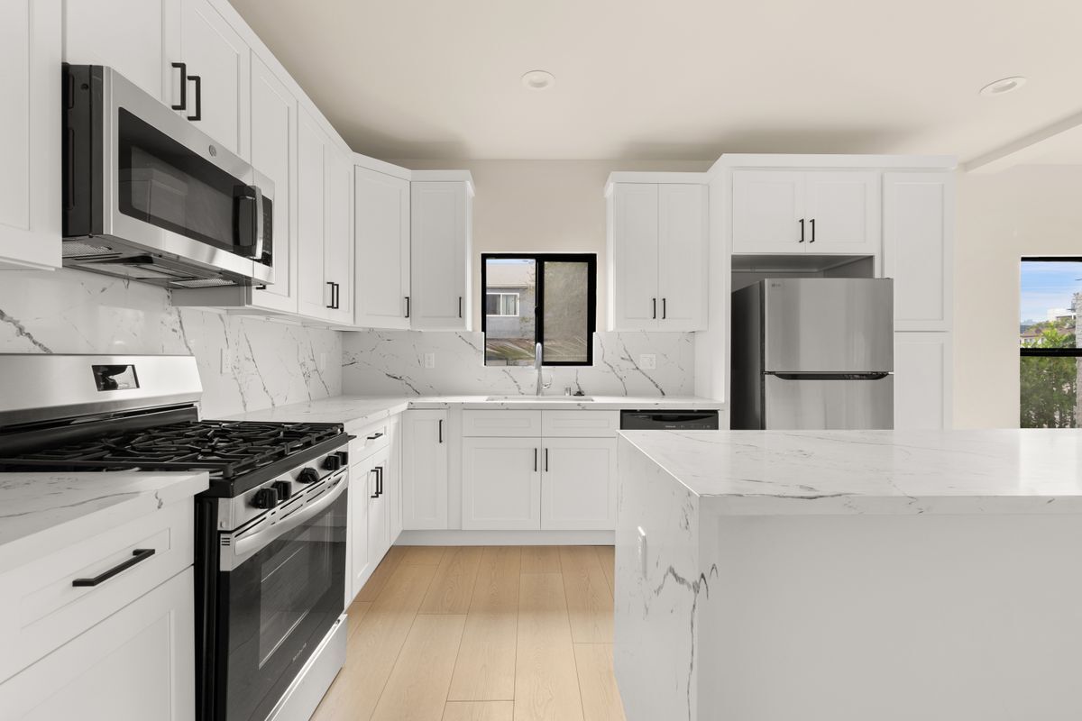 Building Photo - 5670 Lexington Ave