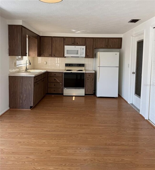 Building Photo - 3838 Beechwood Dr