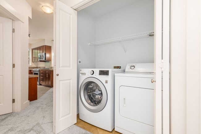 Building Photo - Updated 2 Bedroom 2 Bath Redmond - 1 Car D...