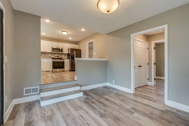 Building Photo - 3 Bed/2 Bath fully Renovated House