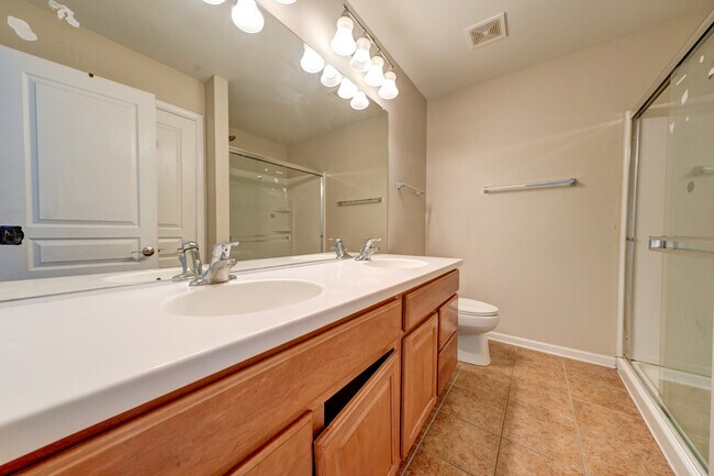 Building Photo - 511 Valentine Way