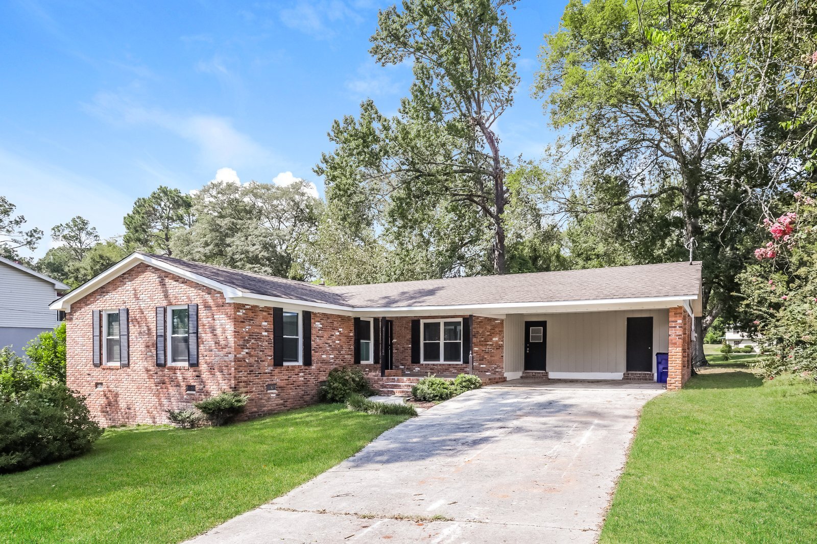 Building Photo - 2557 Saratoga Dr