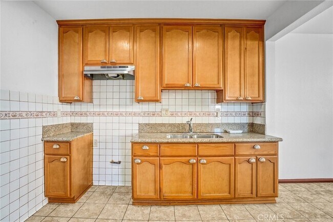 Building Photo - 313 N Hicks Ave