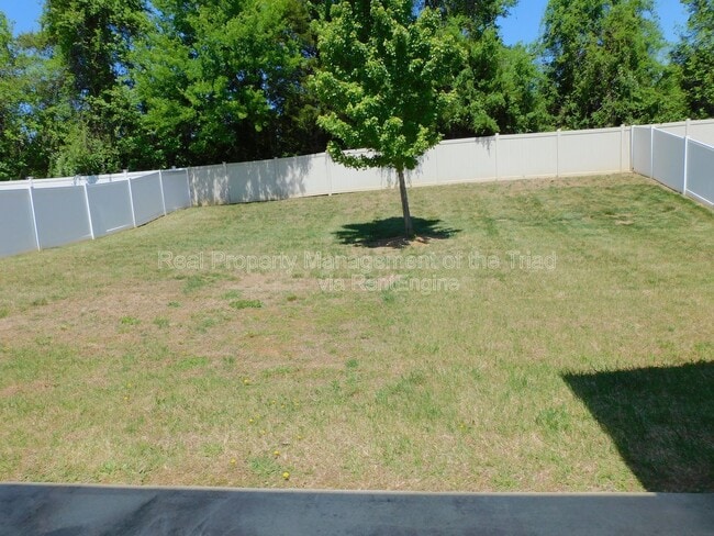 Building Photo - 1427 Sawyer Ave