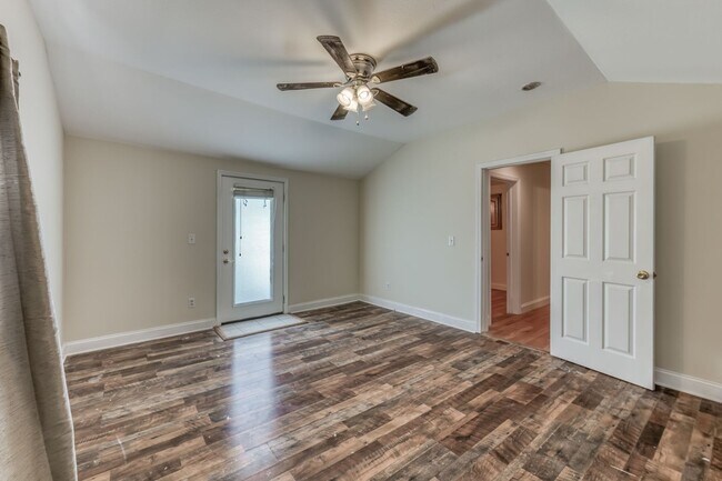 Building Photo - 222 Hulen Ave