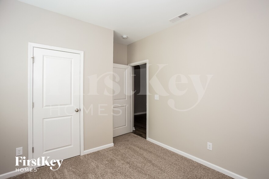 Building Photo - 777 Alexander Commons Dr