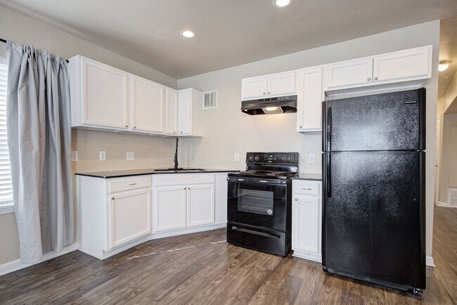 Building Photo - Bright & Stylish 2-Bedroom Close to the Plaza District