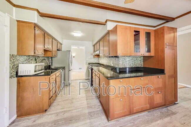 Building Photo - 5406 Parkvale Terrace
