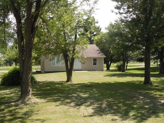 Building Photo - Three Bedroom 2 Bath Home with Great Kitch...