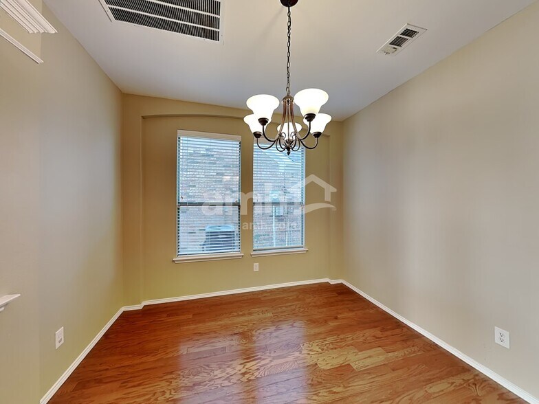 Building Photo - 721 Hickory Ln