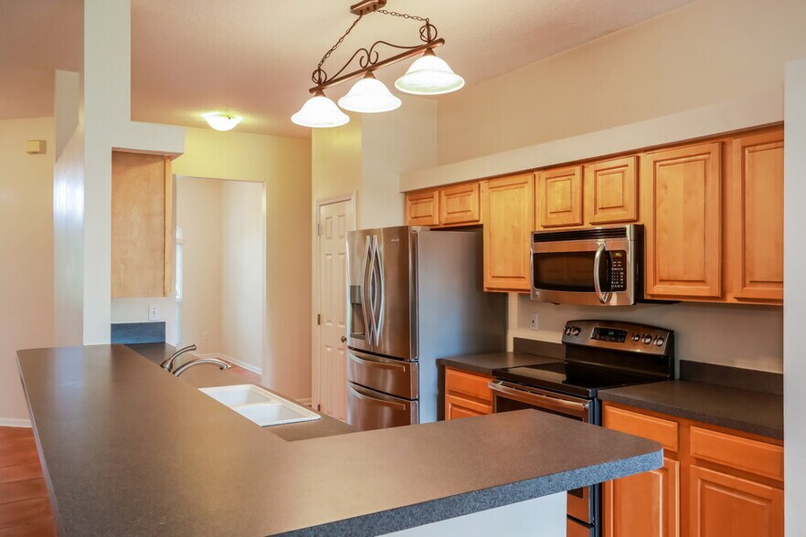 Building Photo - 272 Village Green Ave