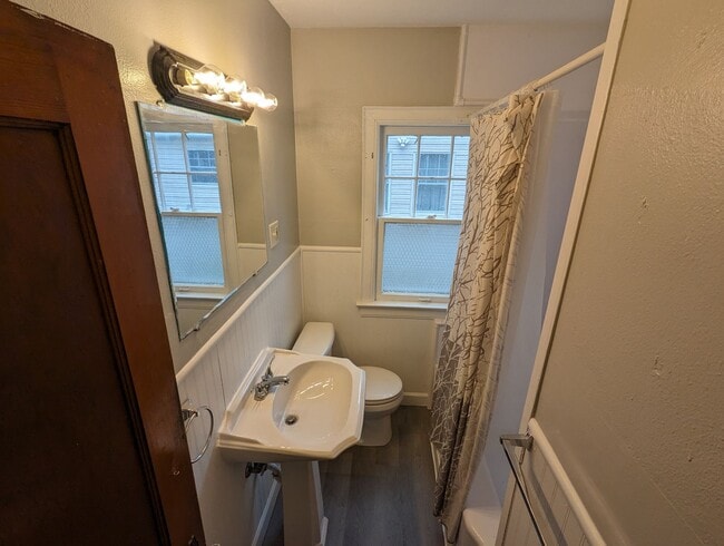 Building Photo - Beautiful 3 bedroom home with covered fron...