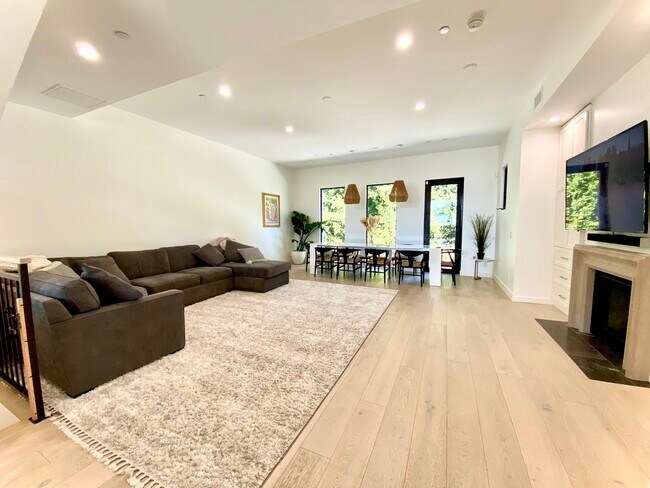 Primary Photo - 4717 Wilshire Blvd