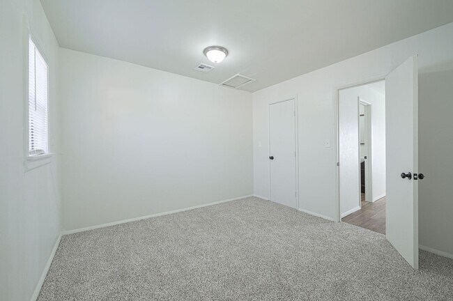 Building Photo - 5954 NW 35th St