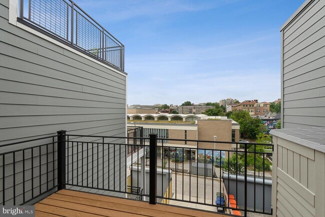 Building Photo - 2242 Ontario Rd NW