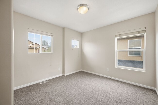 Building Photo - 1427 E 6175 S