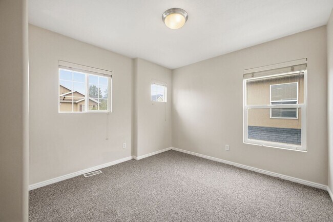 Building Photo - Spacious South Ogden Townhome w/ Garage