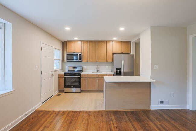 Building Photo - 3 BR 1-1/2 Baths MUST SEE- ACCEPTING HOSUING VOUCHERS!