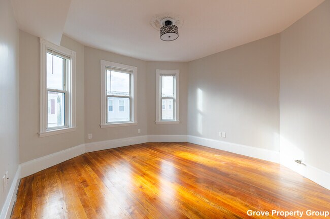 Building Photo - 206 L St
