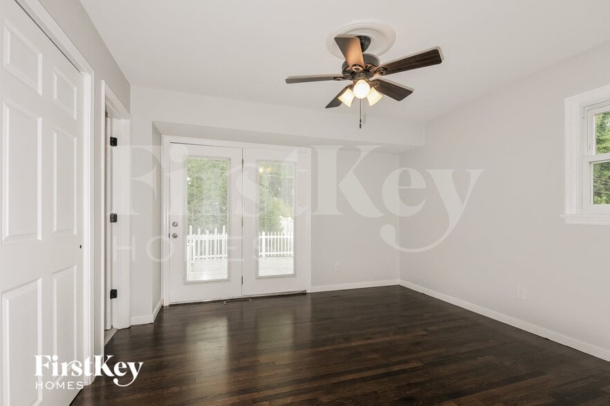 Building Photo - 305 Elmhurst Dr