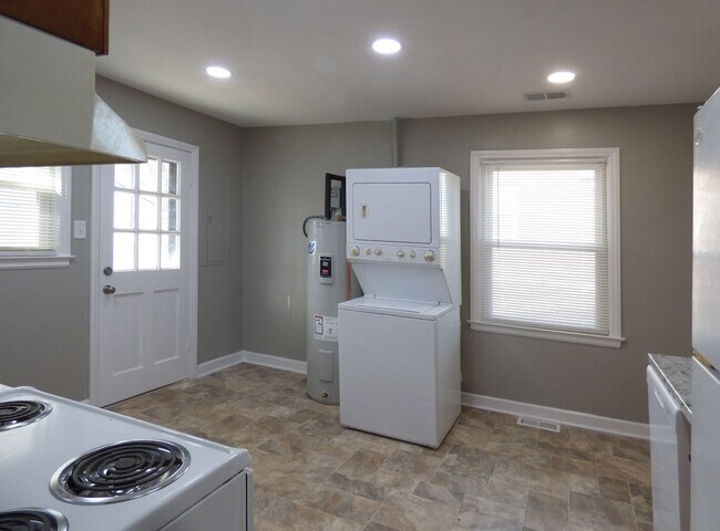 Building Photo - 206 Broadview Dr