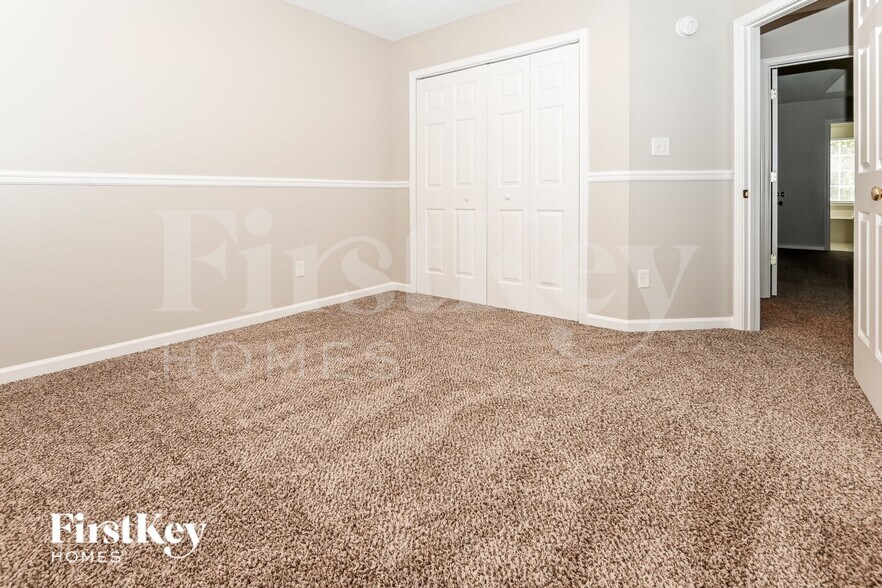 Building Photo - 3235 Leicester Dr