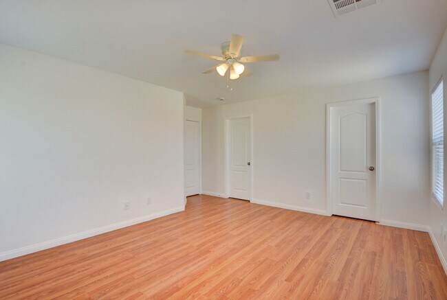 Building Photo - Fabulous 3 bed/2.5 bath two-story home in ...