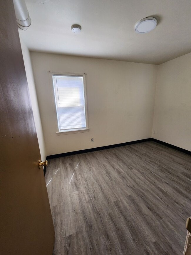 Building Photo - 4 Bedroom Clean House For Rent