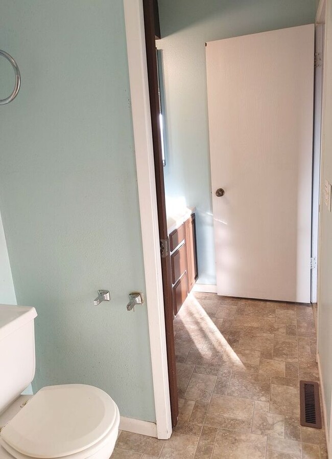 Building Photo - $1,395 | 2 Bedroom + Bonus Room, 1.5 Bathr...