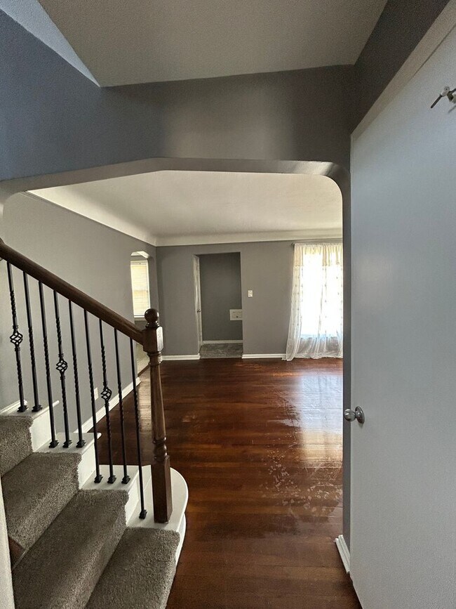Building Photo - Spacious 3-Bedroom, 2-Bath House in South Euclid