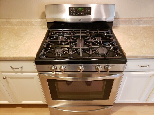 Building Photo - AVAILABLE NOVEMBER 1ST! Cute updated 2 bed...