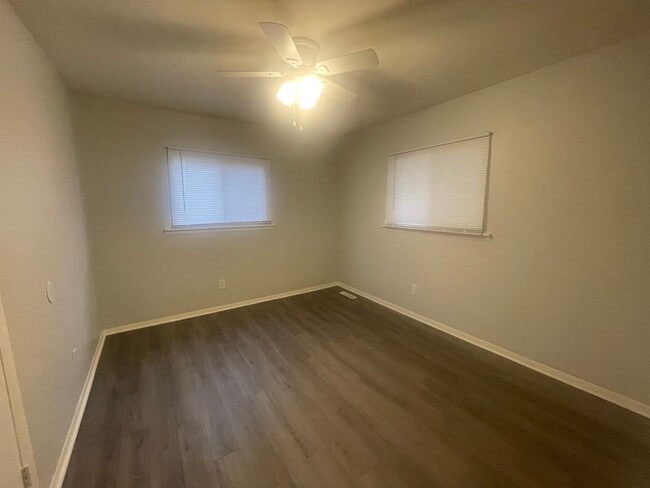 Building Photo - -Check out this cozy 2 bedroom 1 bathroom ...