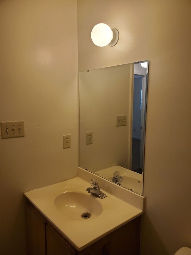 Building Photo - NEW LISTING! 3 Bedroom/ 2 Full Bath Home L...