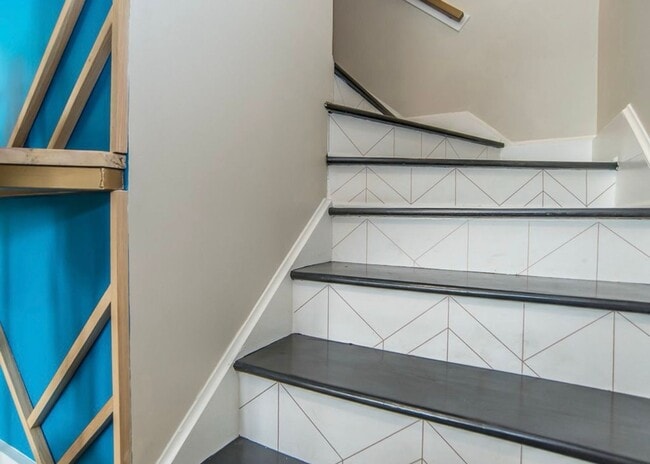 Building Photo - **OFFERING 1/2 OFF FIRST MONTH'S RENT FOR 9+ MONTH LEASE** Luxurious 2BD, 1.5BA Raleigh Unit (B) ...