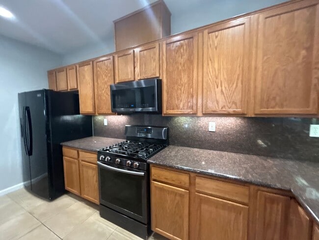 Building Photo - 212 Riverbend Ln