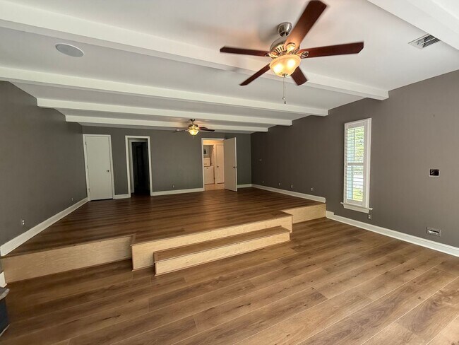 Building Photo - Spacious Updated Ranch in West Oak Forest