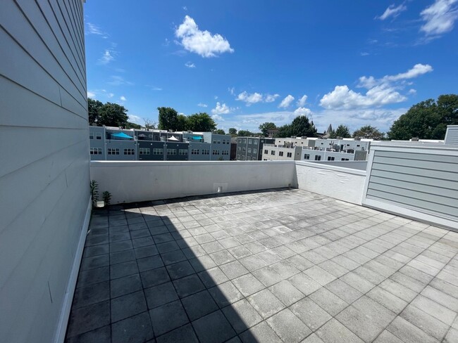 Building Photo - Duplex - Manchester Green - 2 Levels w/ Ba...