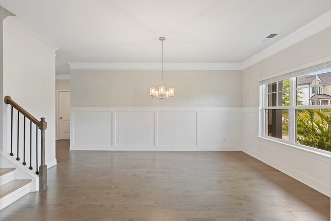 Building Photo - House Beds - 5 Baths - 4