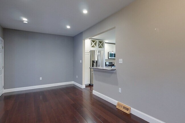 Building Photo - 10-12 Broadway St